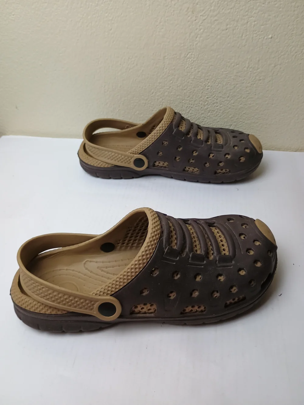 Men's 43/ 10M/W-11M Brown and Tan Comfort Ventilated Garden Clogs